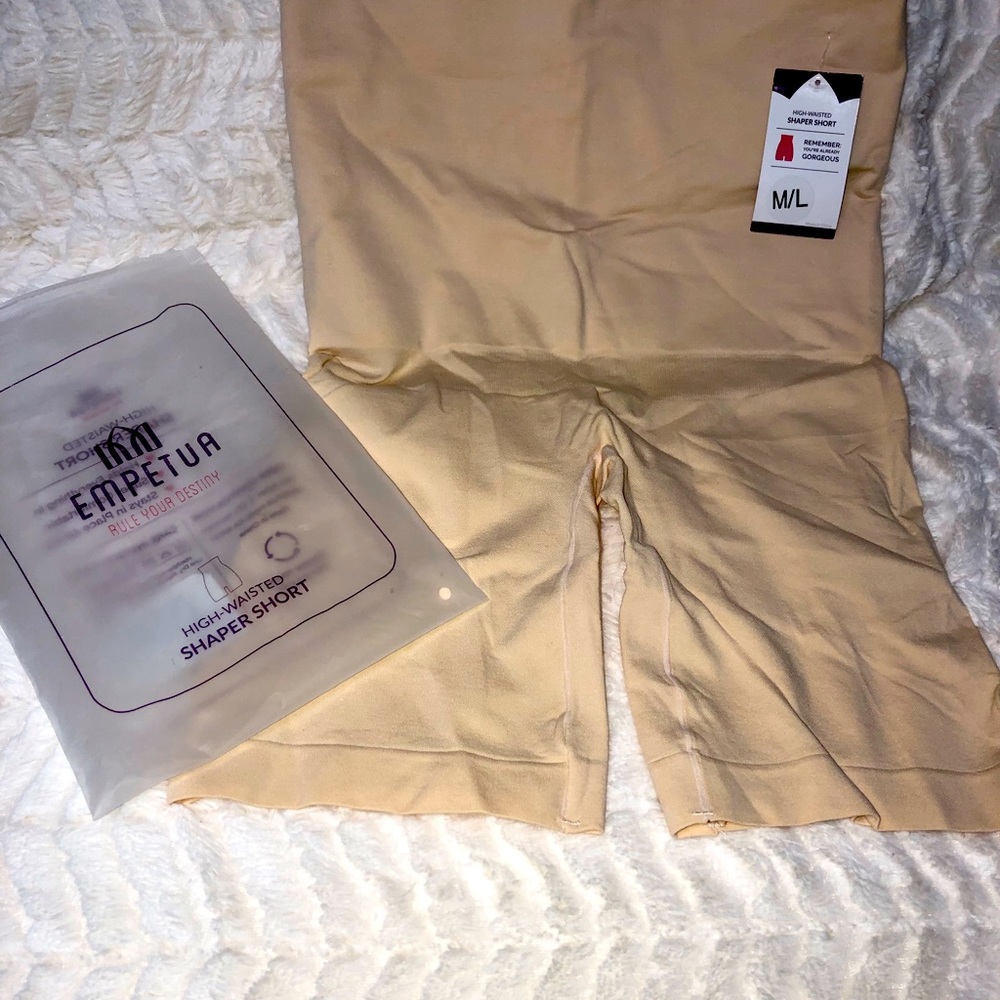 NWT EMPETUA High-Weisted shaper short.